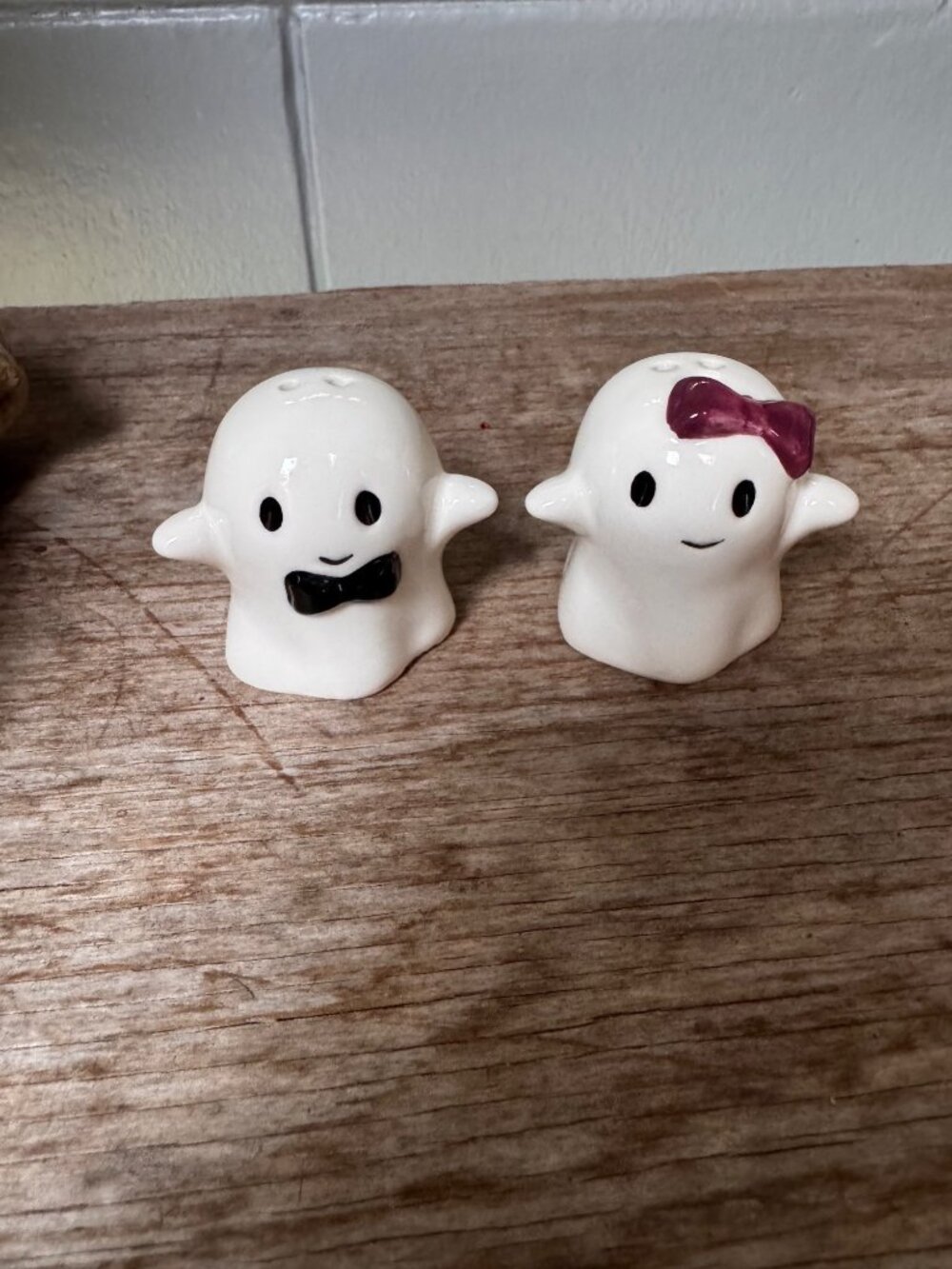 Cracker Barrel Halloween Ghost Salt & Pepper Shakers Ceramic Pair New Tags - Picture 2 of 8